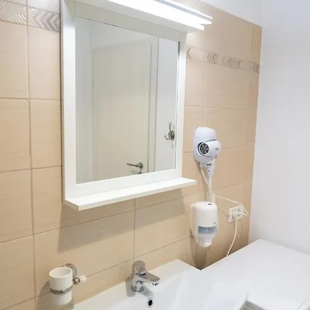 Parliament 200sqm Loft Style 1br Ap W Private Garden