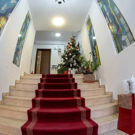 Parliament 200sqm Loft Style 1br Ap W Private Garden Apartment *